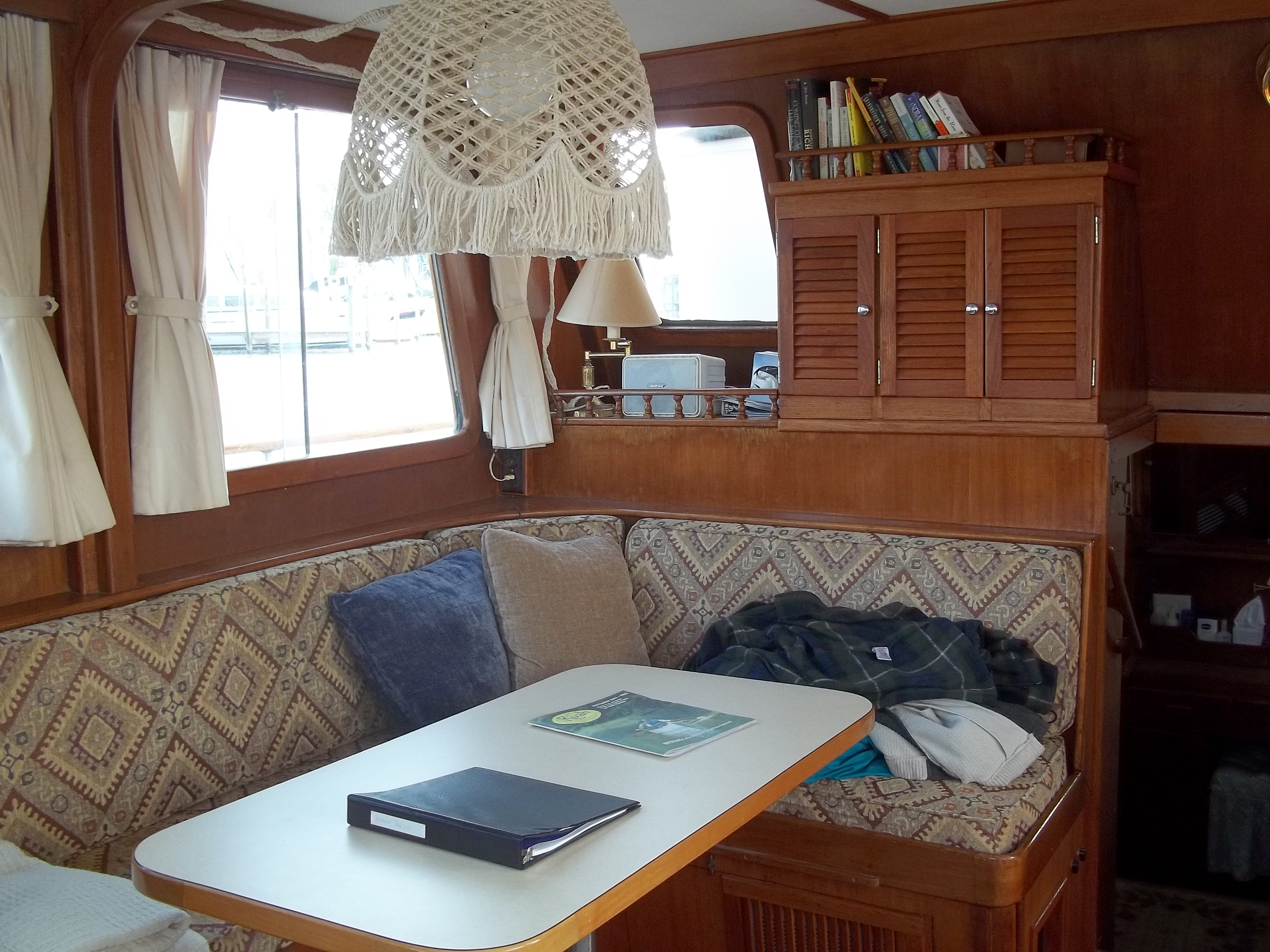 Marine Trader 38' Interior - Salon